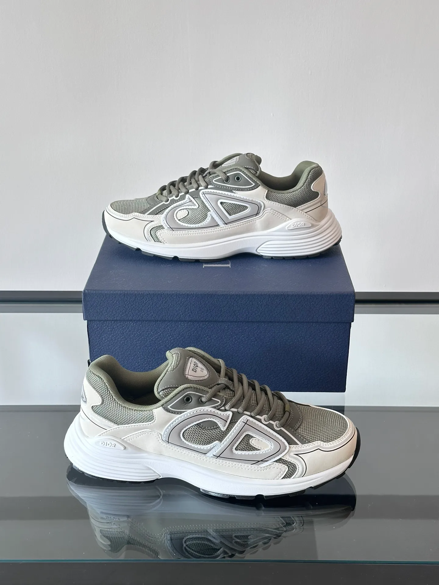 Men's Men's Shoes 💰p440 "Dio*" Dior B30 series sports shoes, multi-color mesh fabric and multi-color technical fabrics, this season's new B30 low-top sports shoes are one of the flagship styles of the series. Crafted from multicolor mesh and technical fabrics, it's finished with a reflective "CD30" graphic and silver-toned "DIOR B30" and "CD30" logos on the heel and tongue. An extra-light, sculpted rubber sole with signature accents adds style, while internal stretch details create ideal comfort. It can be matched with various casual styles to show a fashionable and modern sports style. Size: 38-44 (45-46 customized)